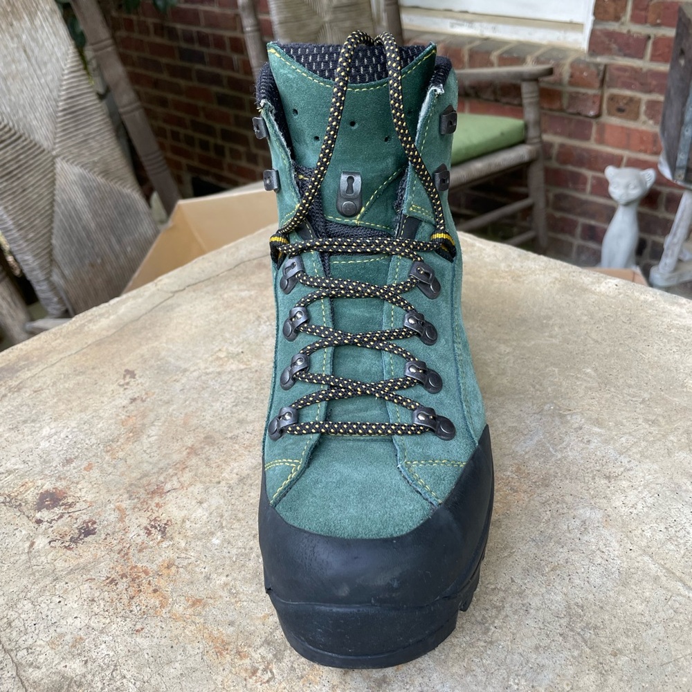 Men’s Lowa Green Suede Hiking Boots with Black Toe Caps - Picture 13 of 16